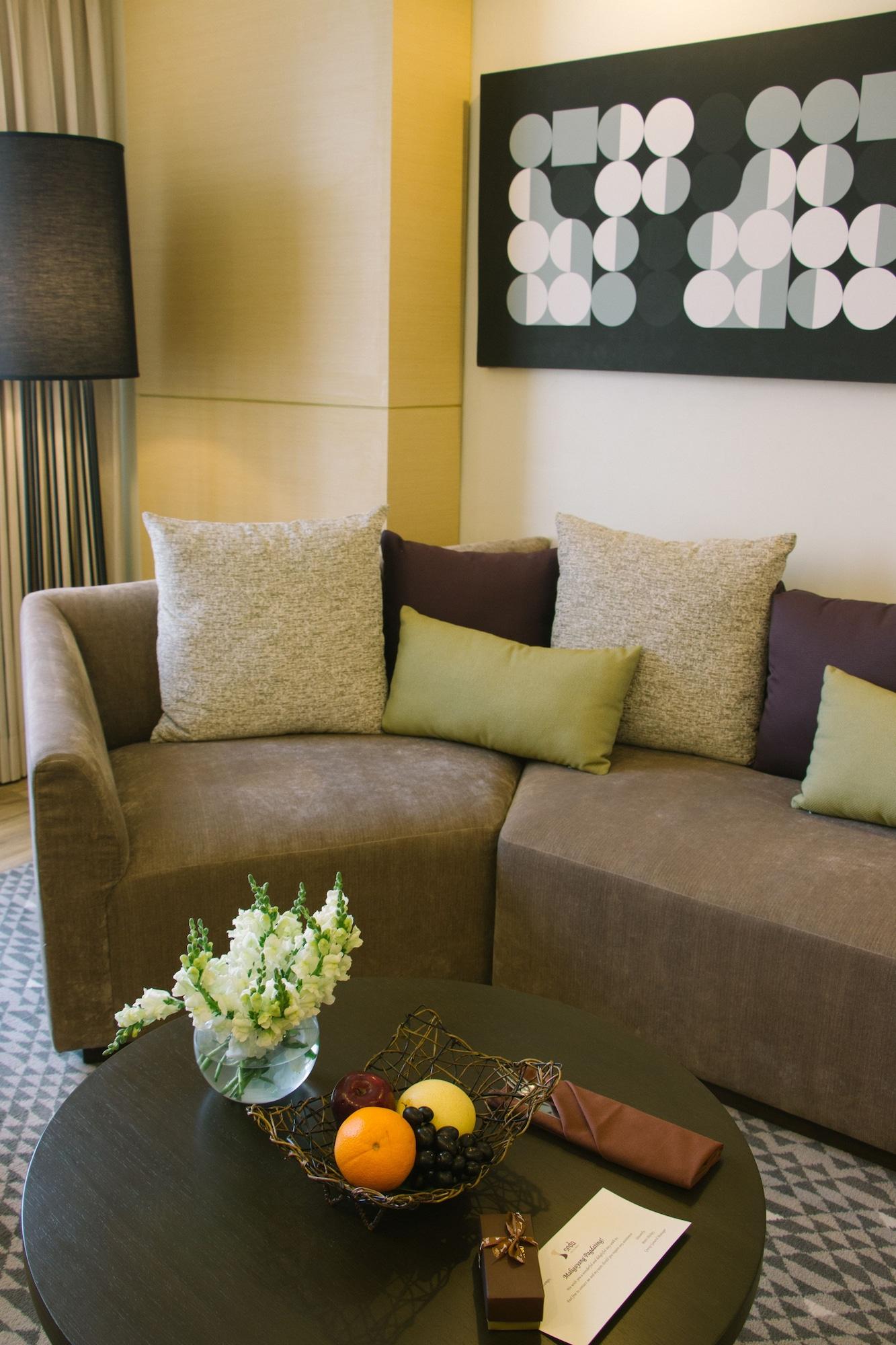 Seda Vertis North Кесон-Сити Экстерьер фото A sofa with cushions