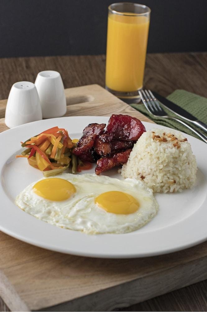 Seda Vertis North Кесон-Сити Экстерьер фото Filipino breakfast with longganisa, garlic rice, eggs, and pinakbet