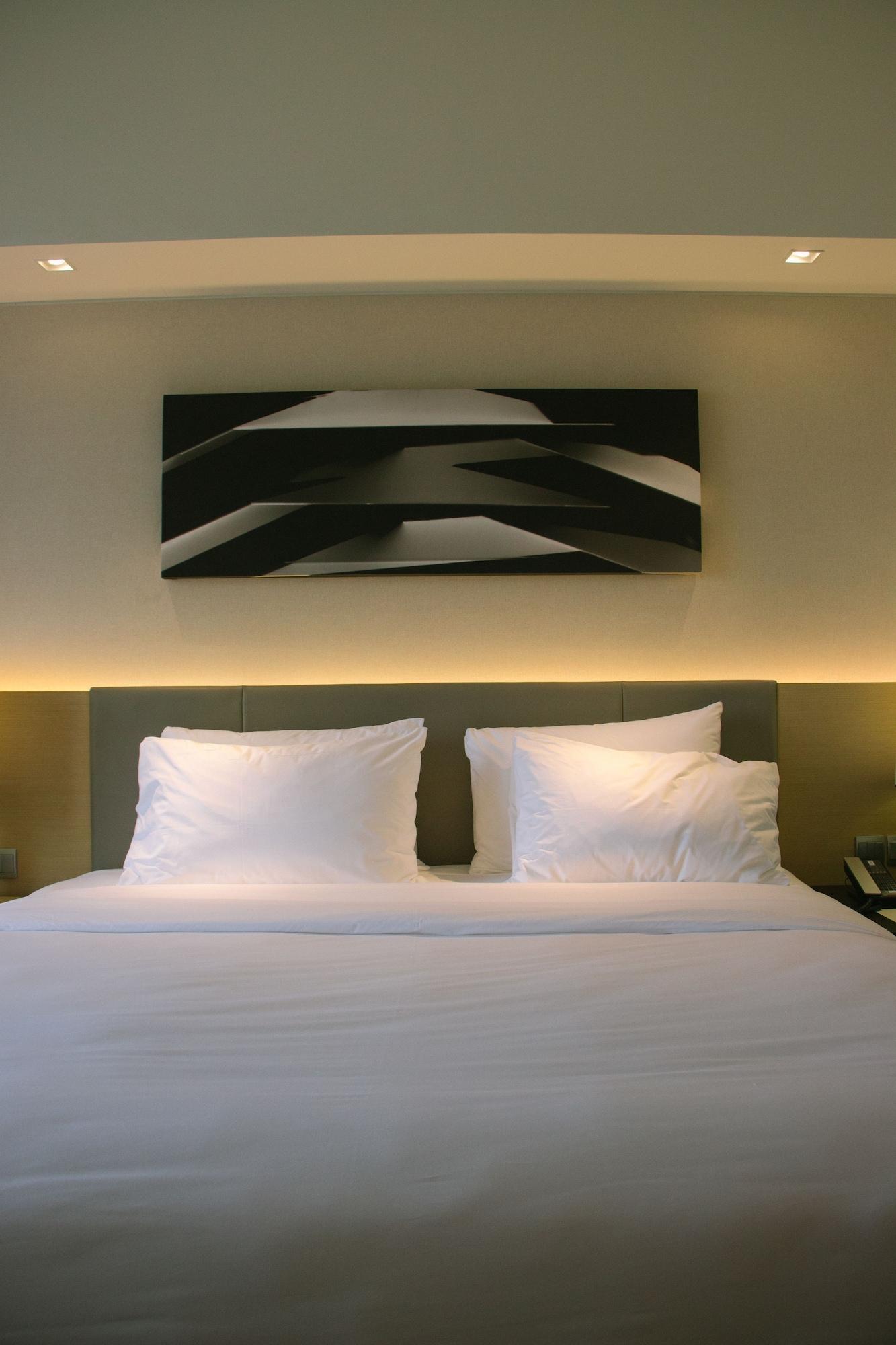 Seda Vertis North Кесон-Сити Экстерьер фото A bed with two pillows