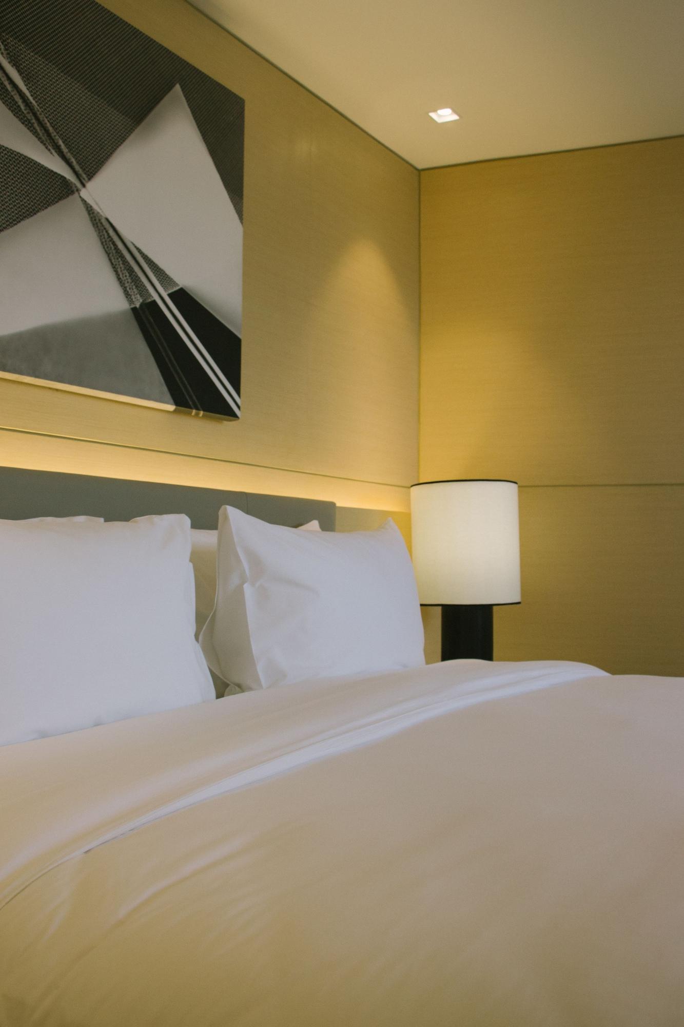 Seda Vertis North Кесон-Сити Экстерьер фото A bed with two pillows