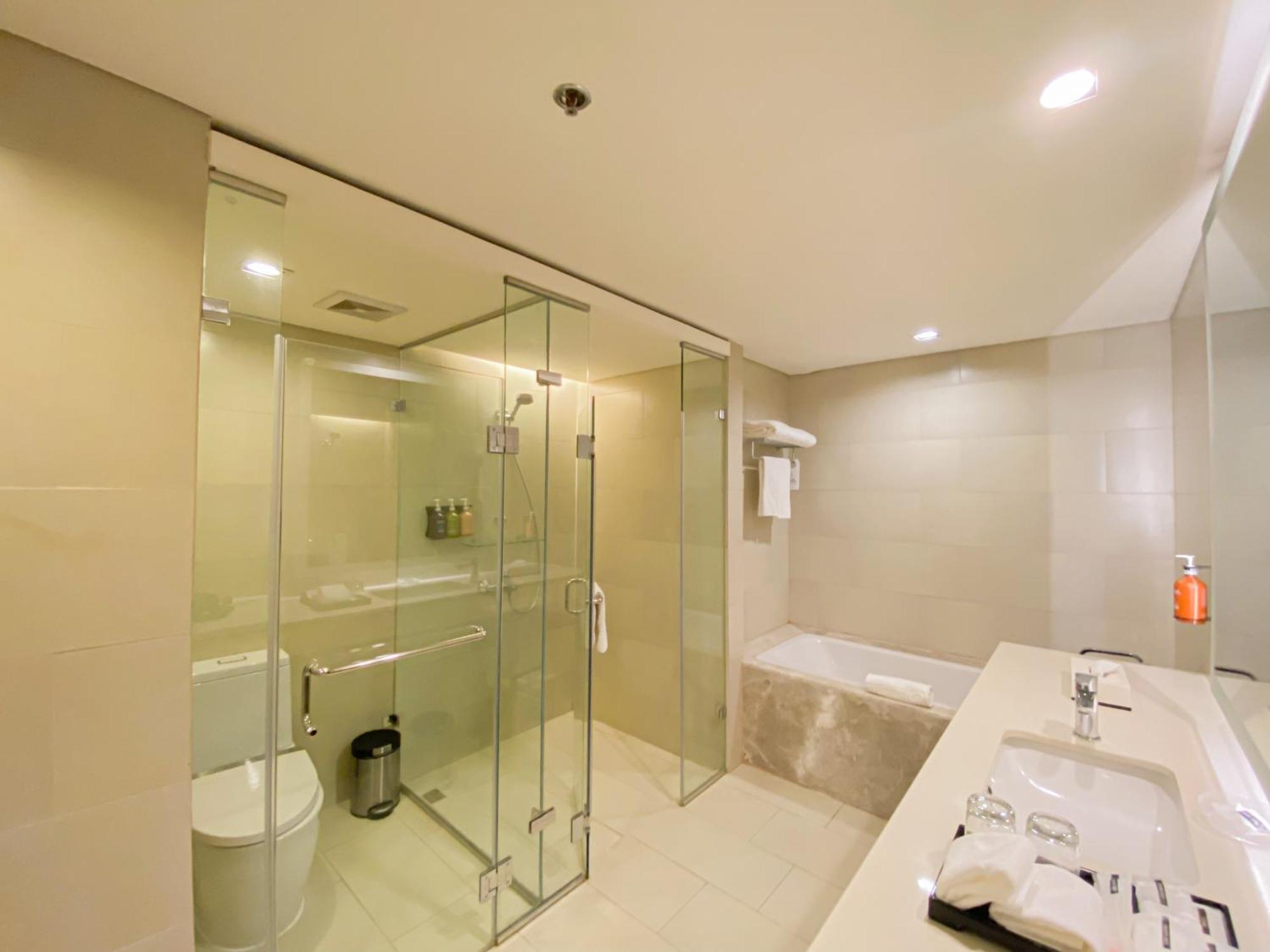 Seda Vertis North Кесон-Сити Экстерьер фото A bathroom in a hotel