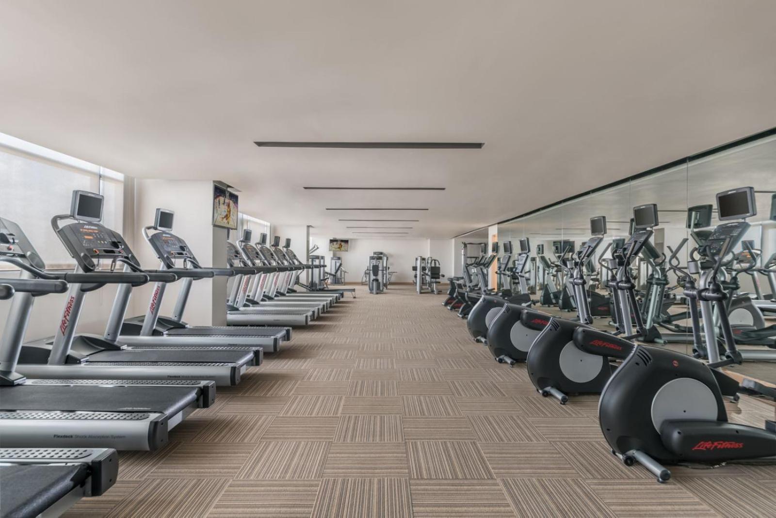 Seda Vertis North Кесон-Сити Экстерьер фото The gym at the hotel