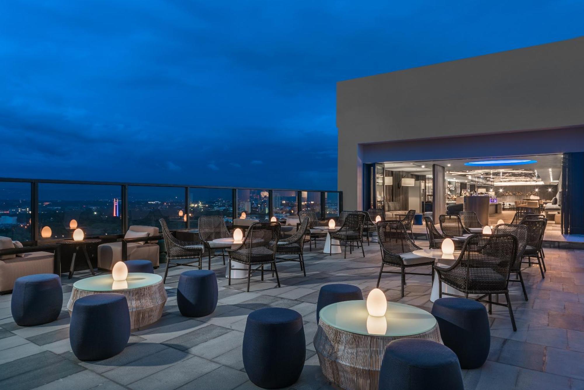 Seda Vertis North Кесон-Сити Экстерьер фото The rooftop bar