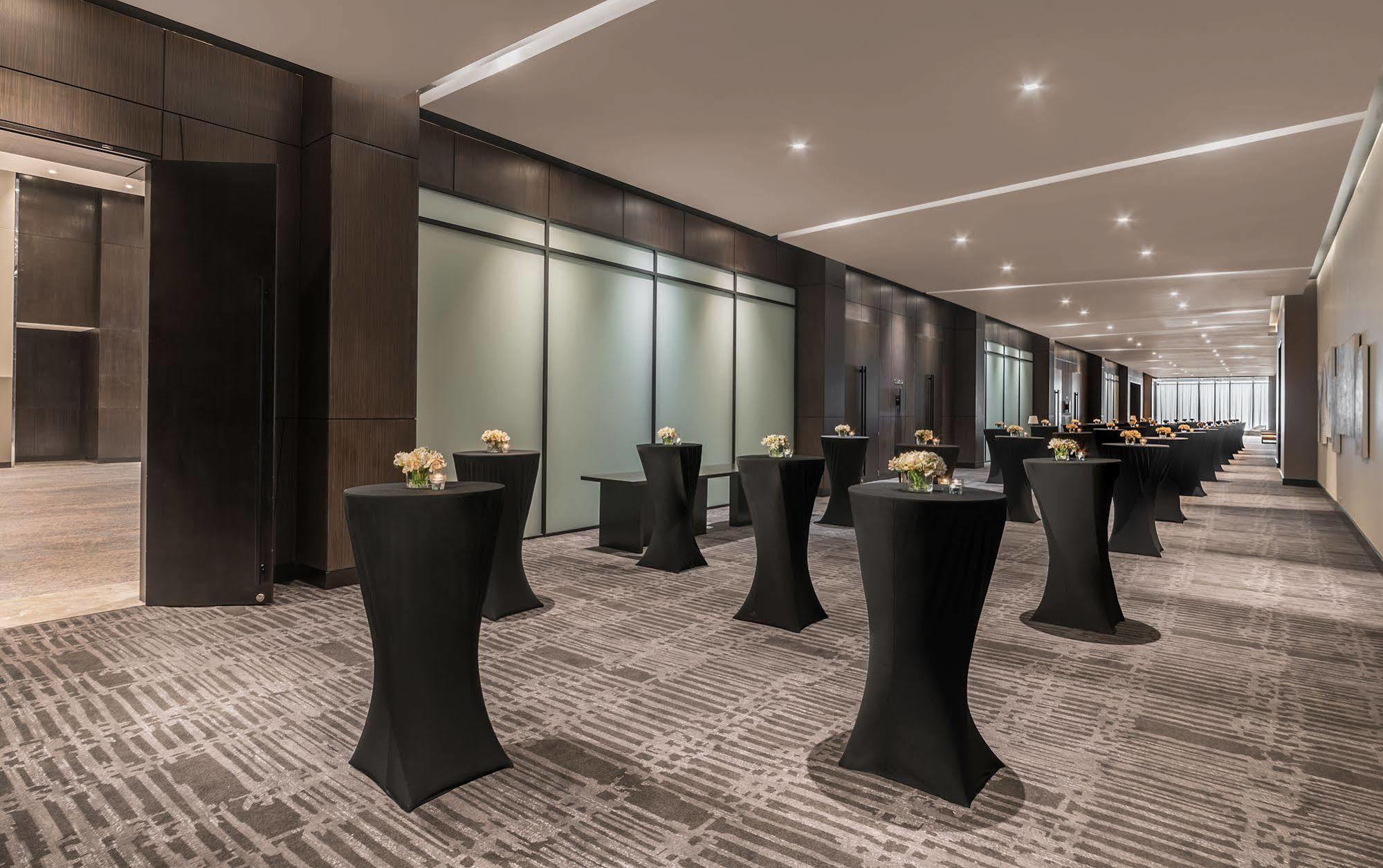 Seda Vertis North Кесон-Сити Экстерьер фото The Westin Mumbai International Airport